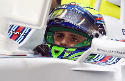 Felipe Massa espera dentro del box subido al monoplaza