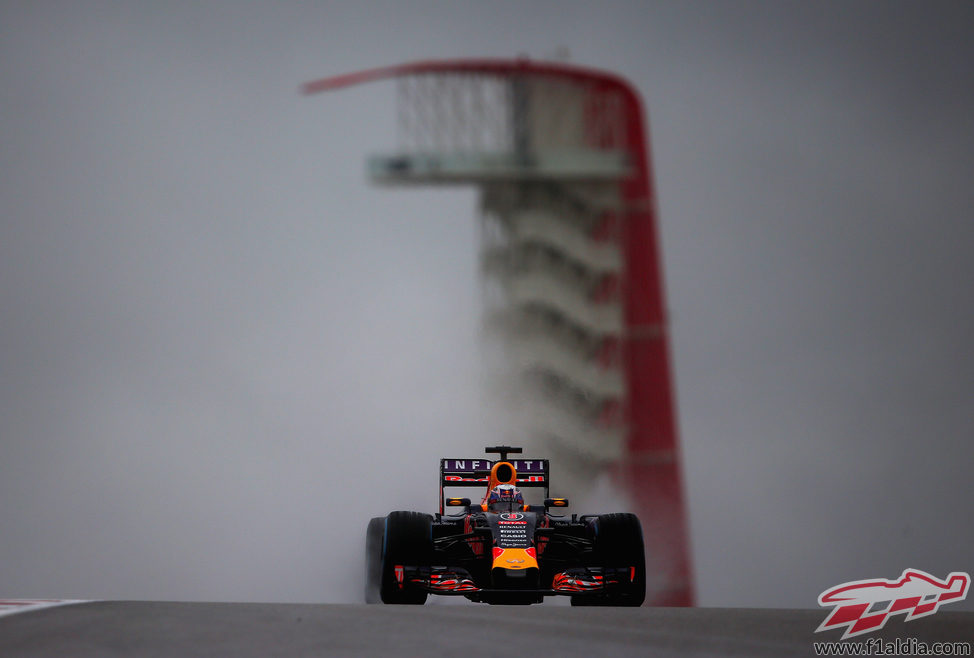 Daniel Ricciardo rueda con neumáticos de lluvia extrema