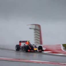 Daniil Kvyat traza con cuidado cada curva