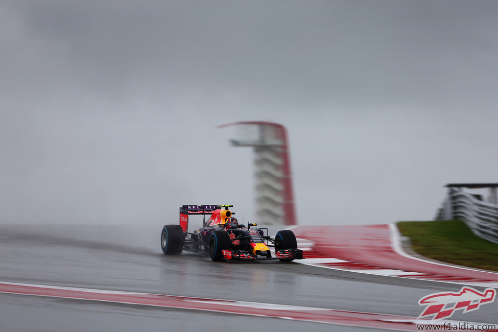 Daniil Kvyat traza con cuidado cada curva