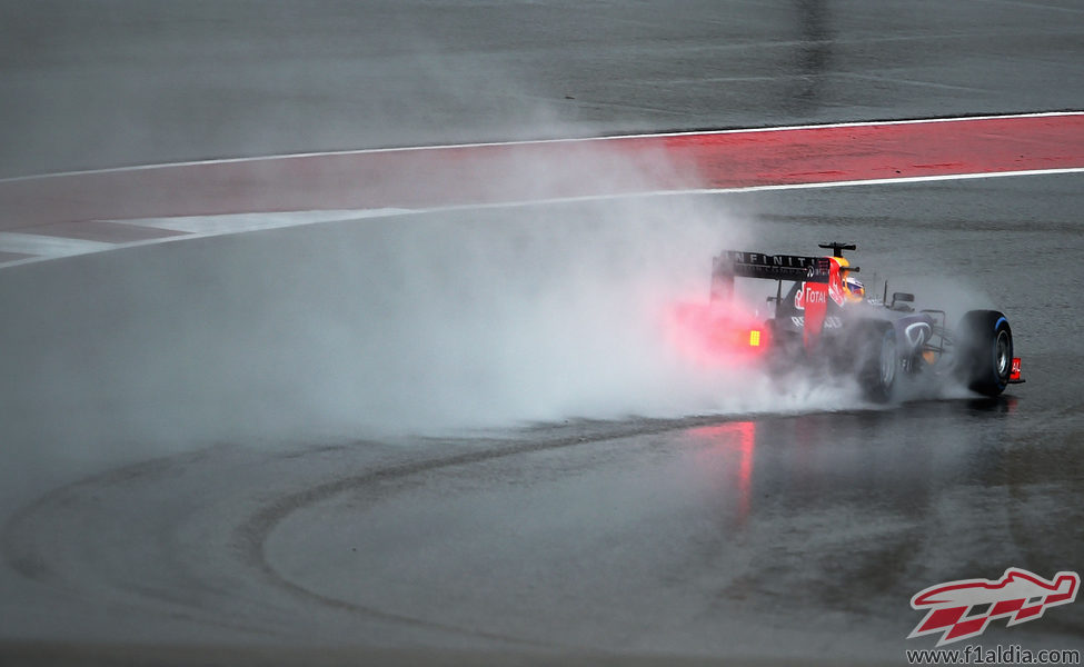 Daniel Ricciardo lucha con su RB11 para marcar un buen registro