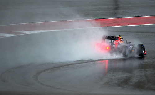 Daniel Ricciardo lucha con su RB11 para marcar un buen registro