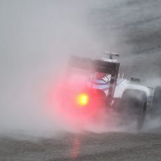 Felipe Massa levanta una gran cantidad de 'spray'