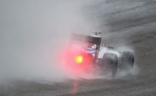 Felipe Massa levanta una gran cantidad de 'spray'