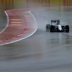 Valtteri Bottas rueda en el encharcado Circuito de las Américas