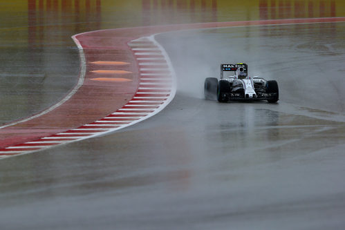 Valtteri Bottas rueda en el encharcado Circuito de las Américas