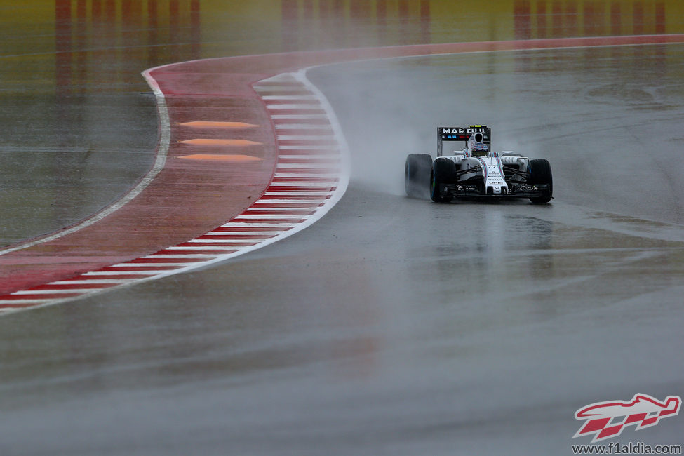 Valtteri Bottas rueda en el encharcado Circuito de las Américas