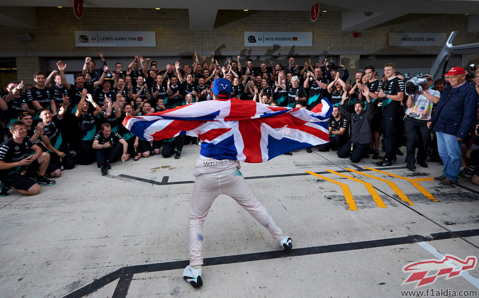 Lewis Hamilton celebra su tercer mundial de F1