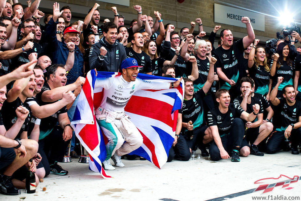 Lewis Hamilton festeja con su bandera el tercer título