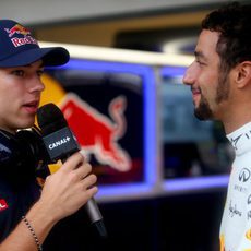 Pierre Gasly aprovechó la ausencia de actividad en pista para hablar con Ricciardo