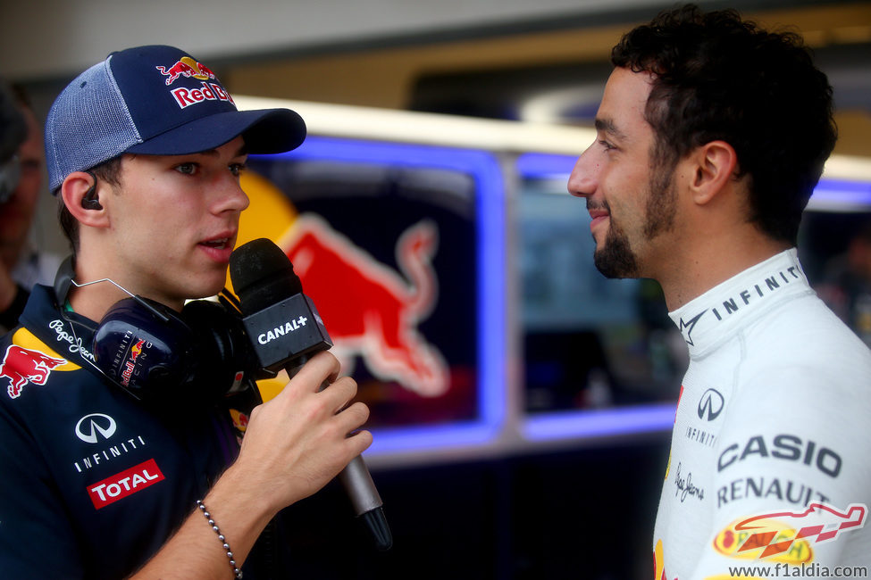 Pierre Gasly aprovechó la ausencia de actividad en pista para hablar con Ricciardo
