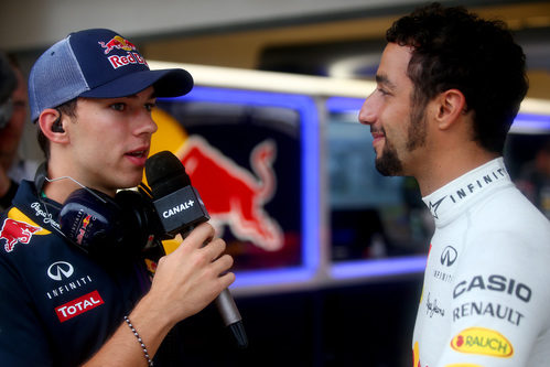 Pierre Gasly aprovechó la ausencia de actividad en pista para hablar con Ricciardo