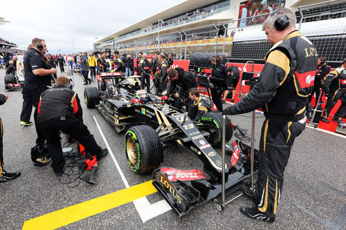 Pastor Maldonado en su posición de la parrilla antes de la salida