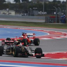 Pastor Maldonado luchando por posición con un Ferrari