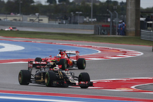 Pastor Maldonado luchando por posición con un Ferrari