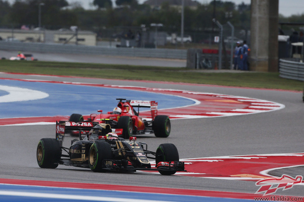 Pastor Maldonado luchando por posición con un Ferrari