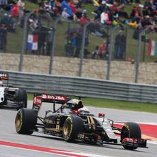 Romain Grosjean manteniendo detrás al Force India