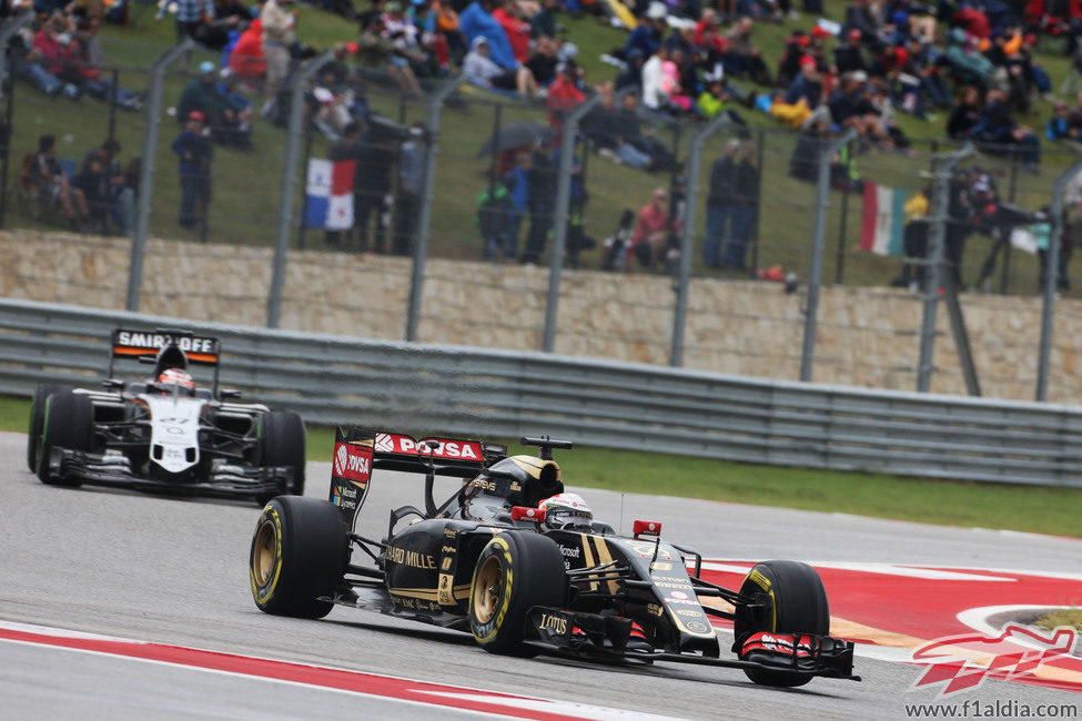 Romain Grosjean manteniendo detrás al Force India