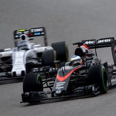 Fernando Alonso luchando con Valtteri Bottas