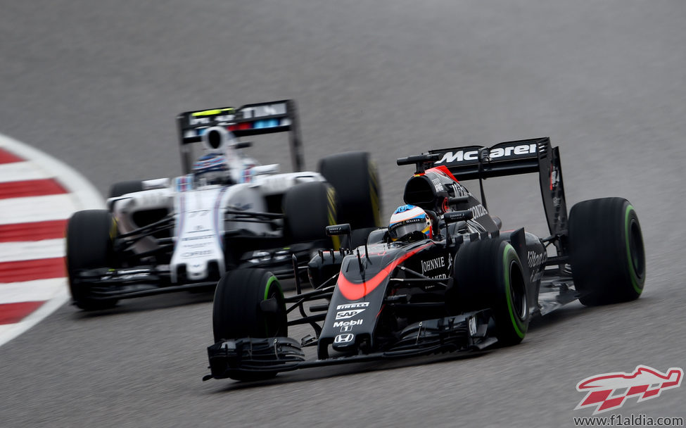 Fernando Alonso luchando con Valtteri Bottas