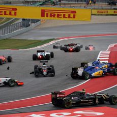 Fernando Alonso queda trompeado en la curva 1