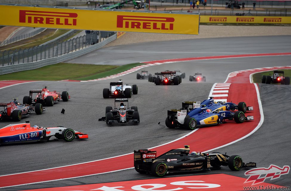 Fernando Alonso queda trompeado en la curva 1