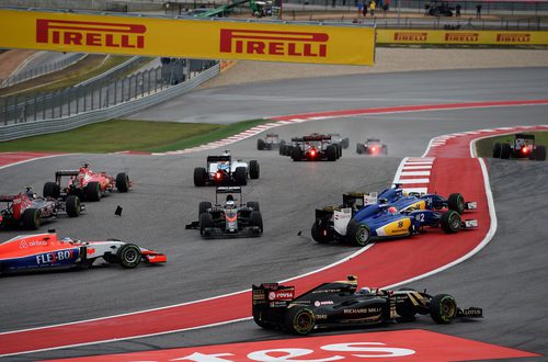 Fernando Alonso queda trompeado en la curva 1