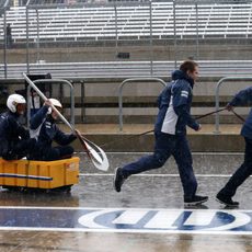 El equipo Sauber se entretiene mientras llueve