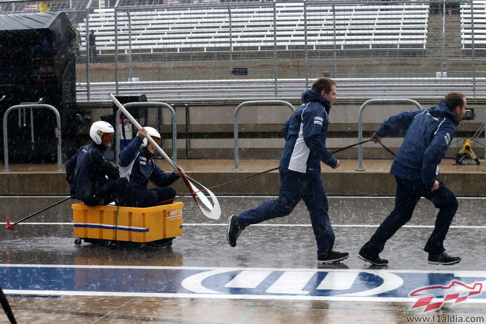 El equipo Sauber se entretiene mientras llueve