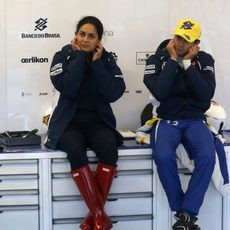 Felipe Nasr y Monisha Kaltenborn esperando en el box