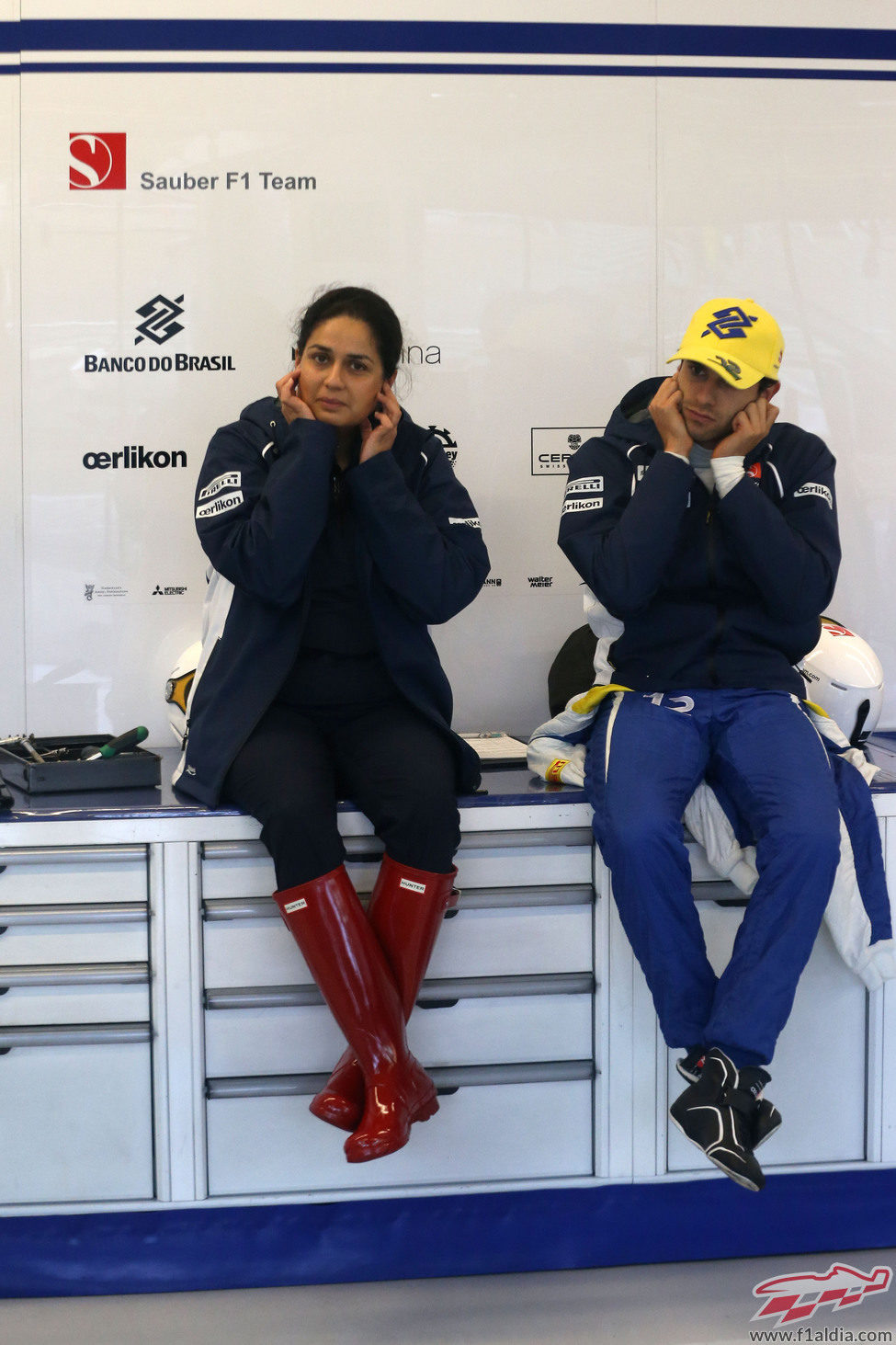 Felipe Nasr y Monisha Kaltenborn esperando en el box