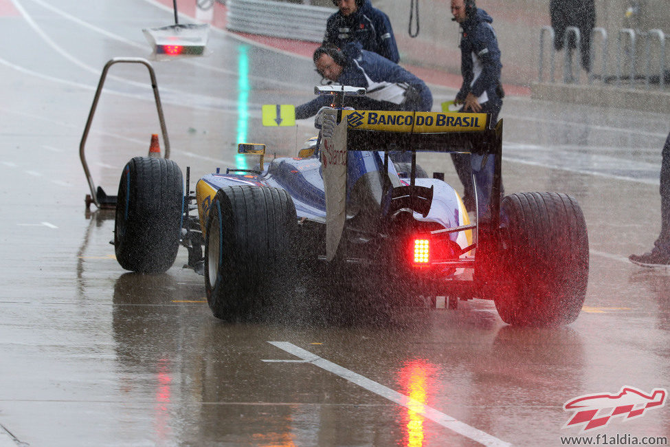 Marcus Ericsson bajo la intensa lluvia
