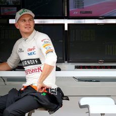 Nico Hülkenberg miraba la pista a la espera de que las condiciones cambiasen