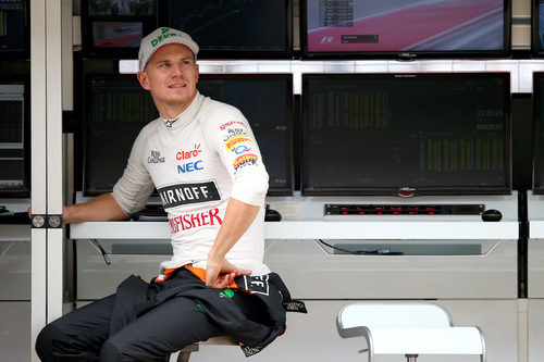 Nico Hülkenberg miraba la pista a la espera de que las condiciones cambiasen