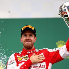 Sebastian Vettel es tercero en el podio