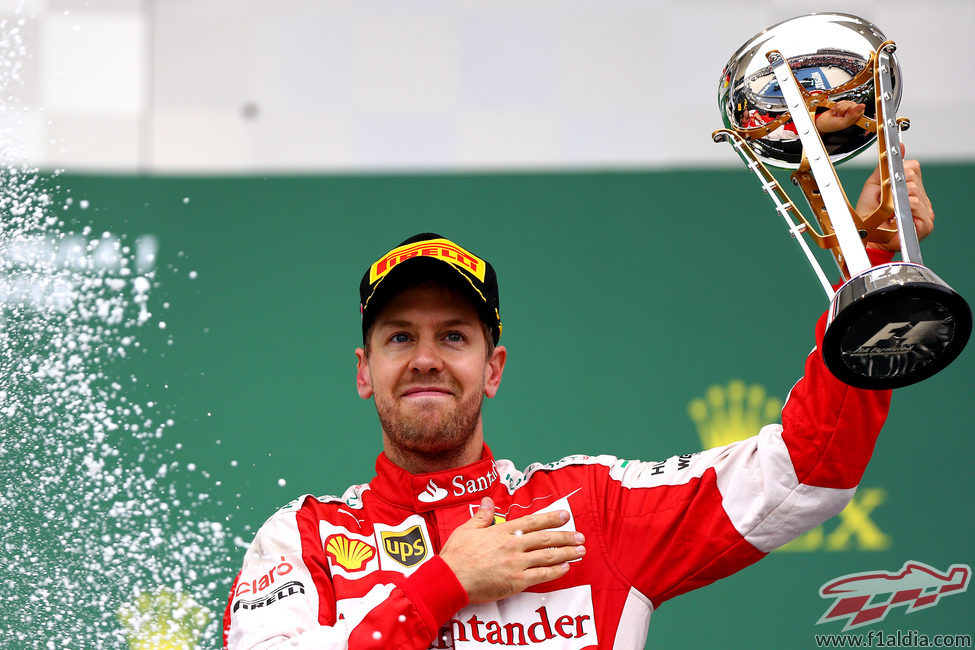 Sebastian Vettel es tercero en el podio