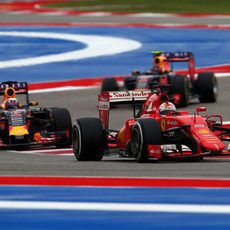 Sebastian Vettel adelanta a los Red Bull