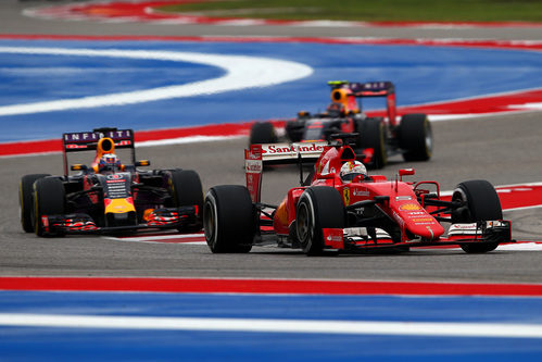 Sebastian Vettel adelanta a los Red Bull