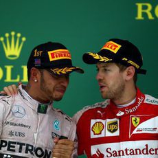 Sebastian Vettel felicita a Lewis Hamilton