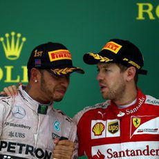 Sebastian Vettel felicita a Lewis Hamilton