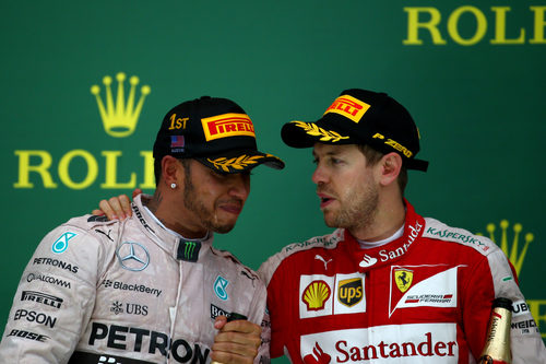 Sebastian Vettel felicita a Lewis Hamilton
