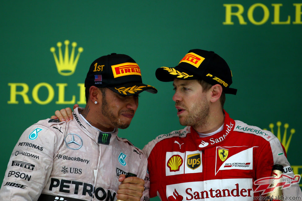 Sebastian Vettel felicita a Lewis Hamilton