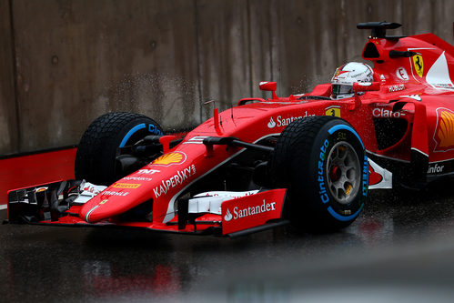 Sebastian Vettel intenta marcar un buen crono en la clasificación