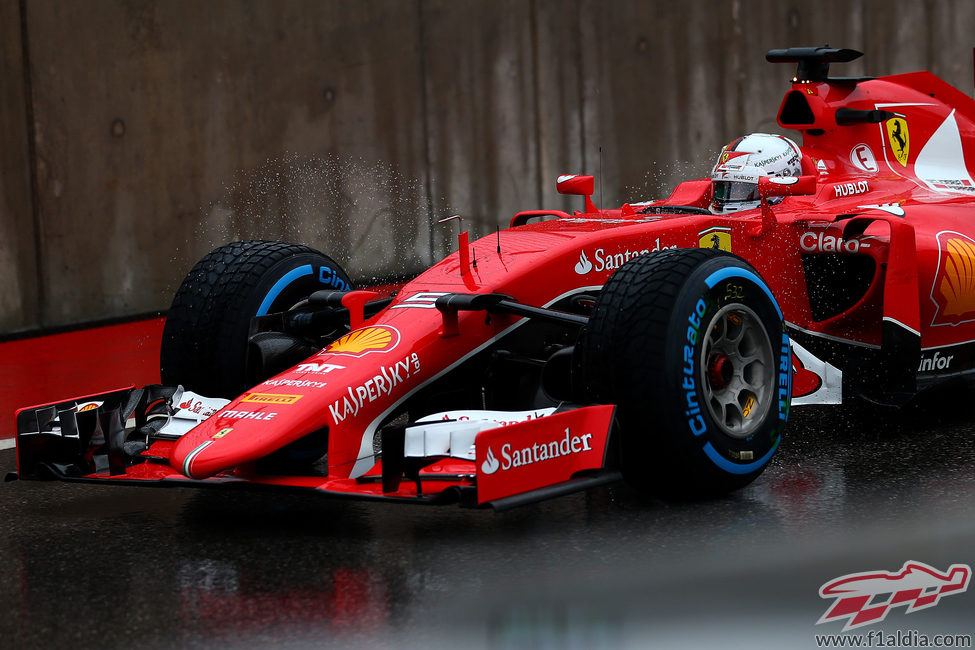 Sebastian Vettel intenta marcar un buen crono en la clasificación