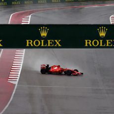 Kimi Raikkonen salva quedarse cruzado en la pista