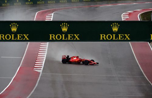 Kimi Raikkonen salva quedarse cruzado en la pista