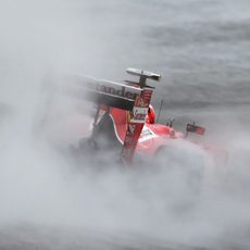 Kimi Raikkonen pilotando bajo la intensa lluvia