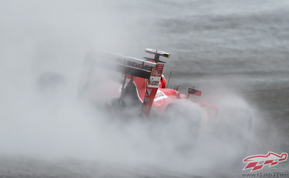 Kimi Raikkonen pilotando bajo la intensa lluvia