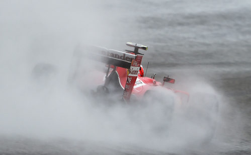 Kimi Raikkonen pilotando bajo la intensa lluvia