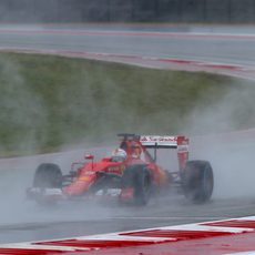 Sebastian Vettel pilotando en condiciones muy difíciles